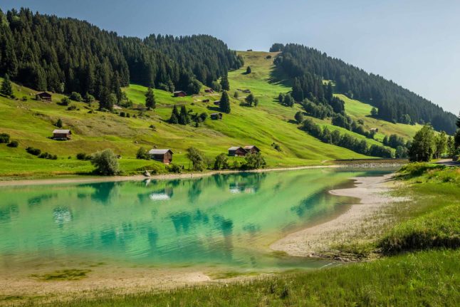 Những ngôi làng đẹp nhất để bạn khám phá quanh hồ Alpine